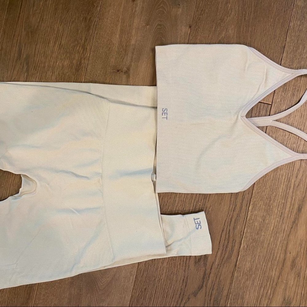 Set Active Sculptflex ribbed v bra & leggings in color cashmere
